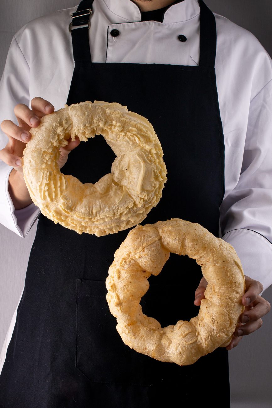 Chef da União segurando roscas artesanais
