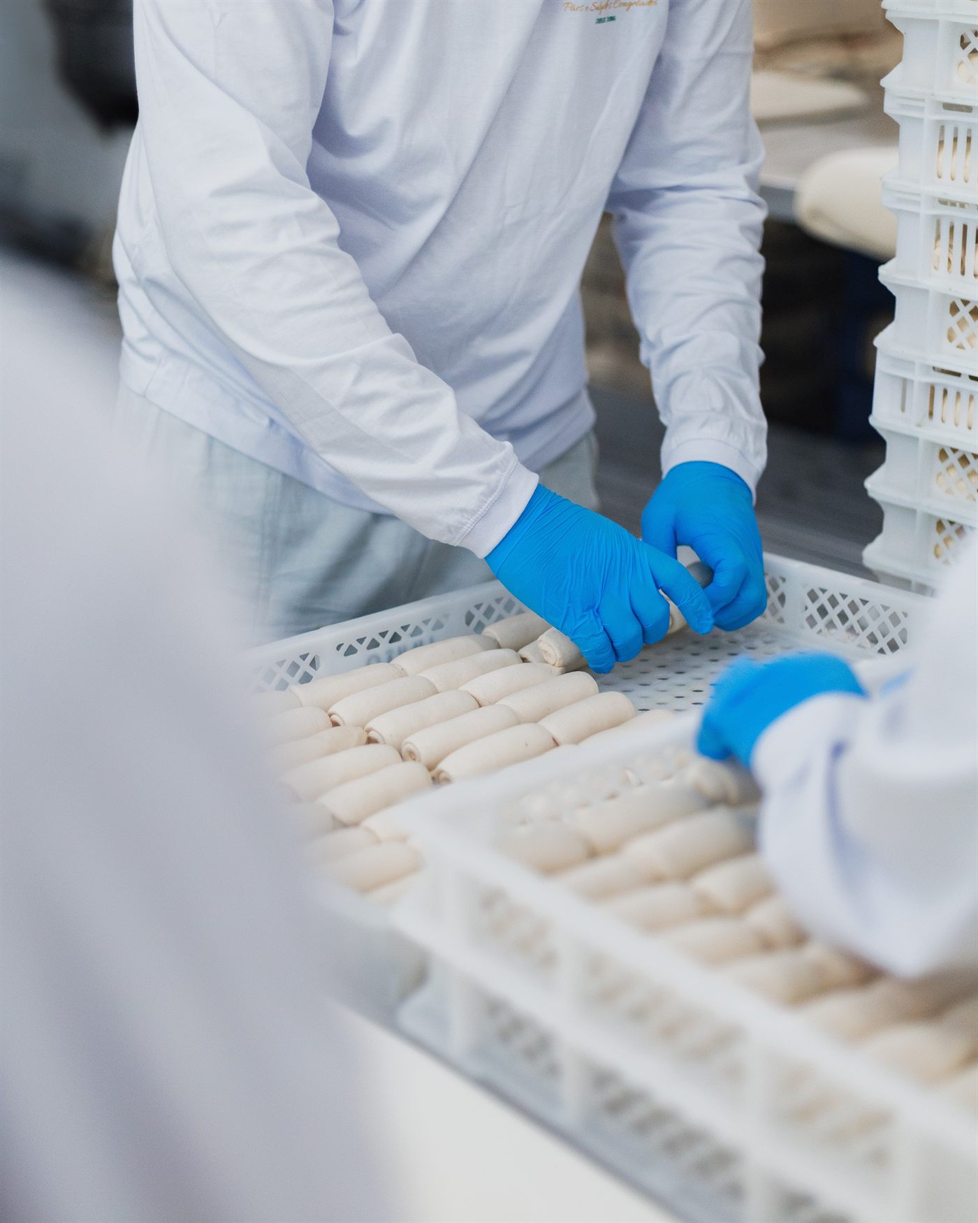 Equipe da União organizando pães congelados em caixas