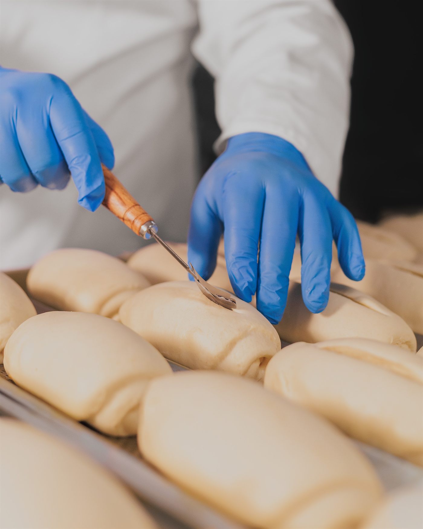 Corte da massa de pão francês na produção da União
