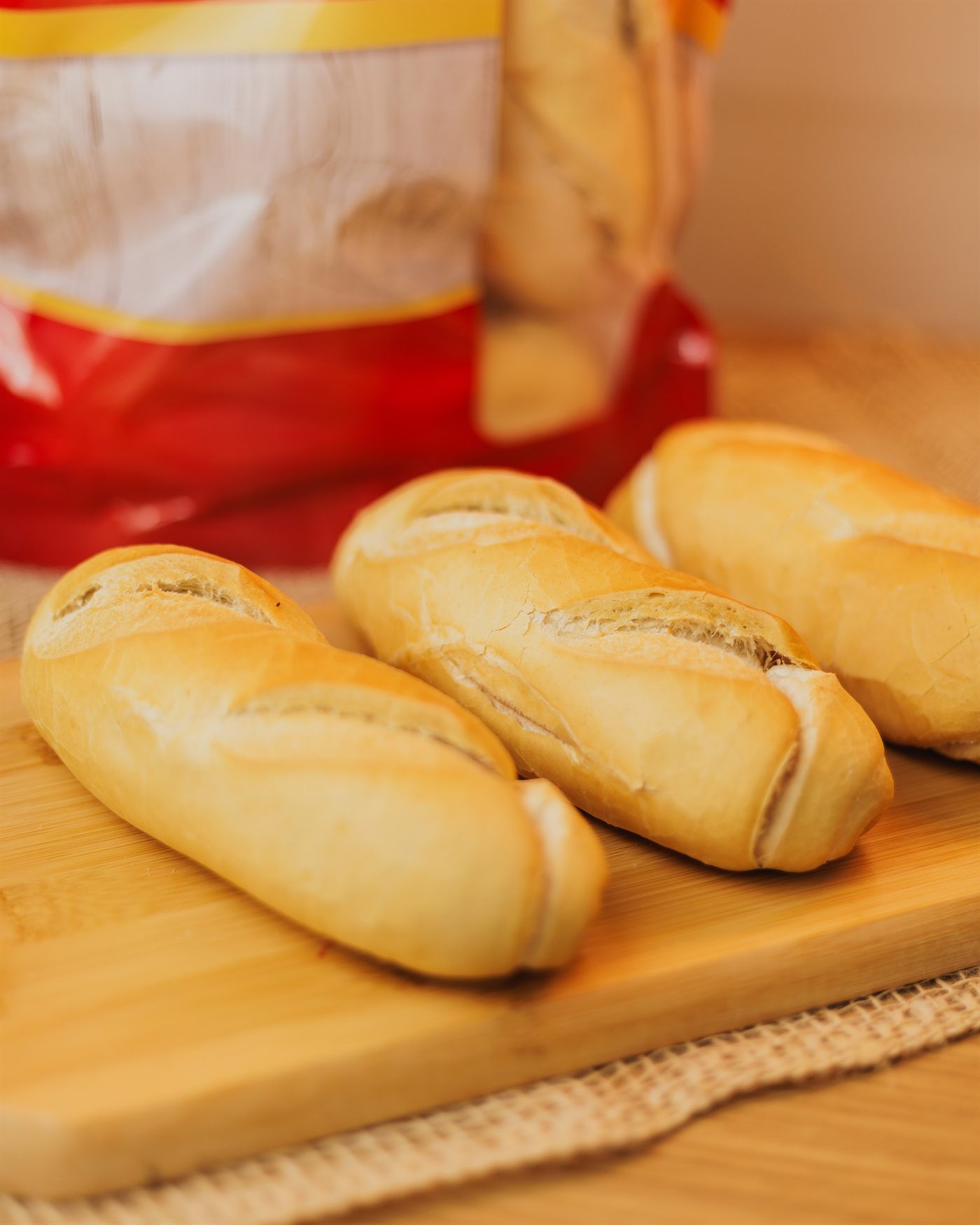 Pães franceses assados da União sobre tábua