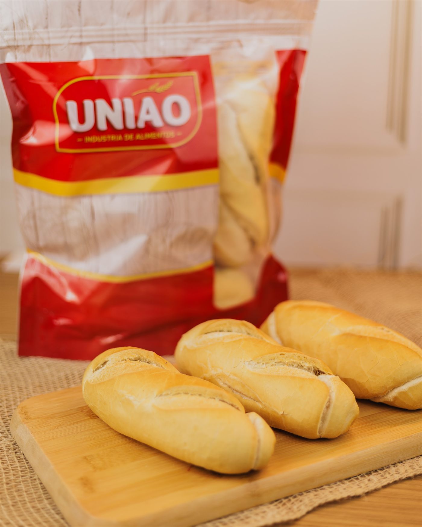 Pães franceses União com embalagem da marca ao fundo