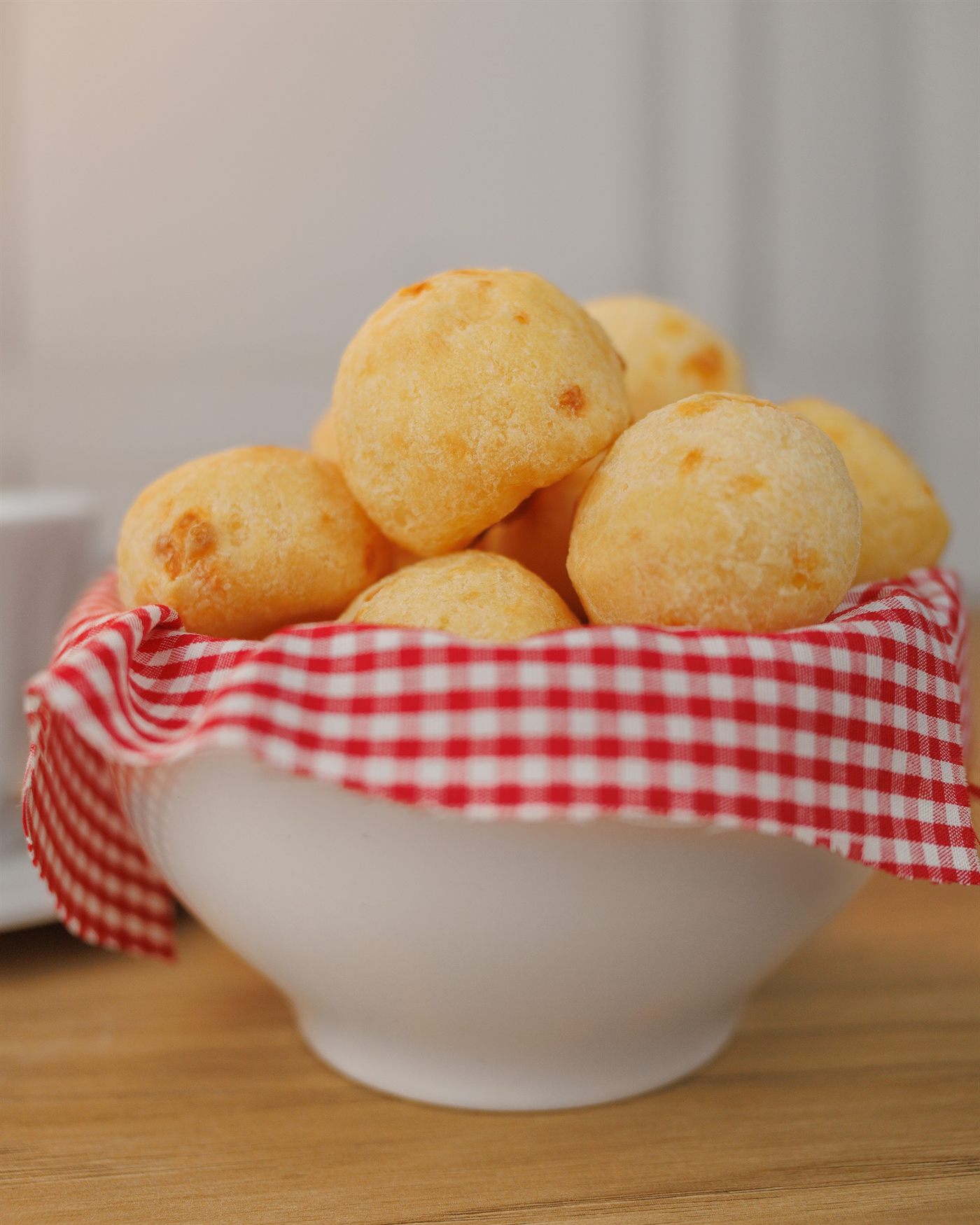 Pães de queijo União servidos em bowl
