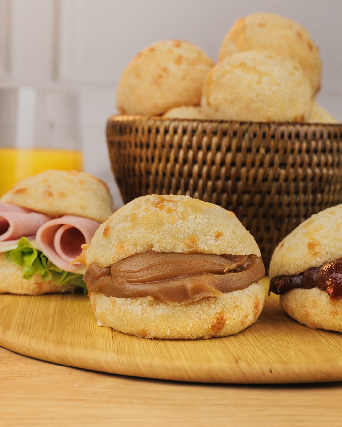 Sanduíches montados com pães de queijo União